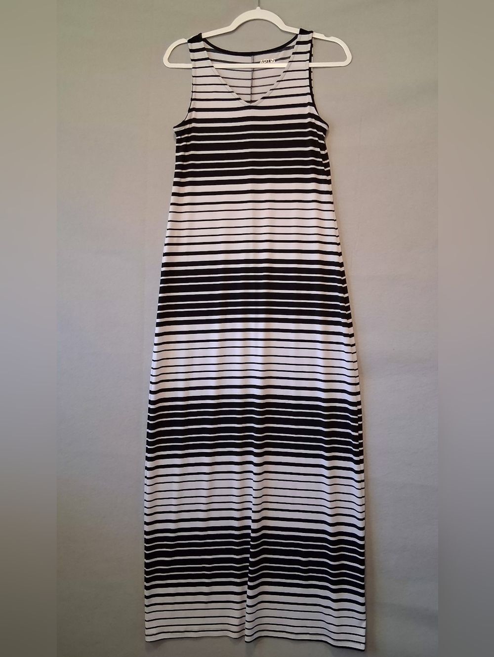 Apt. 9  Sz S Black and White Striped V-Neck Sleeveless Maxi Dress